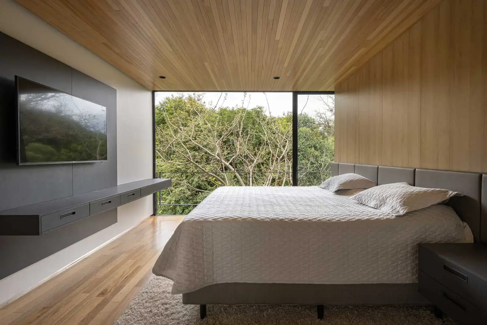 Projeto Sonotto com forro de madeira natural Tauari e piso de madeira